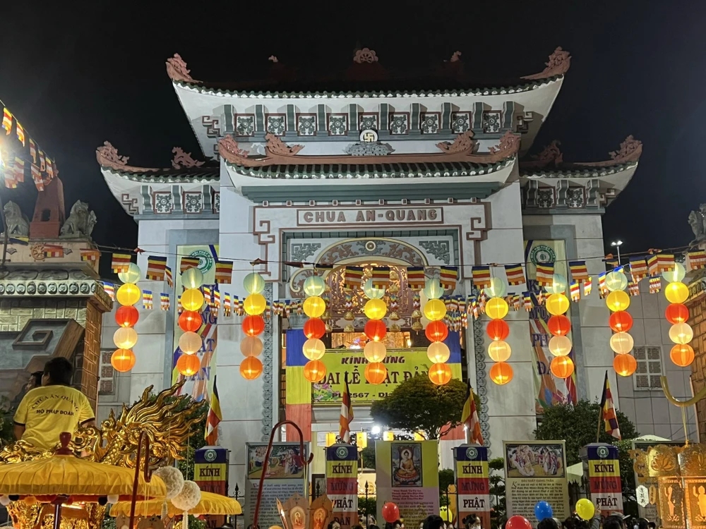 Lễ rước khai mạc tại Tổ đình Ấn Quang, đánh dấu sự bắt đầu ngày mừng Đức Phật Đản sinh. Ảnh: QUỐC HƯƠNG