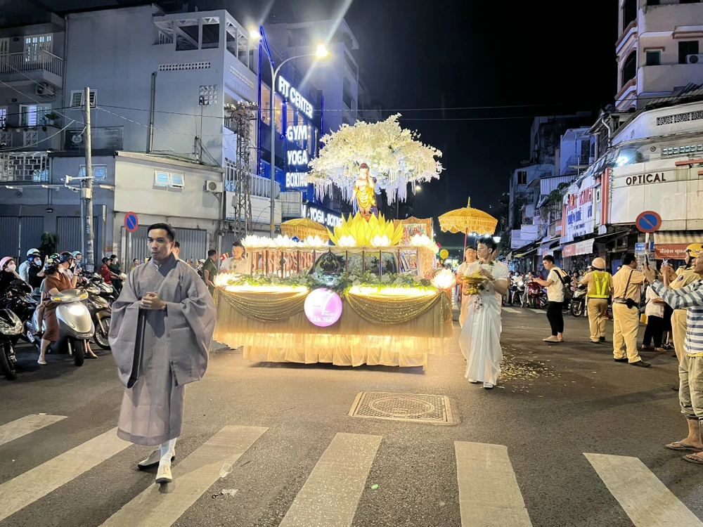 Lễ rước kiệu là một nghi lễ truyền thống, thường tổ chức trong các ngày lễ, đặc biệt là vào các dịp lễ hội quan trọng như Tết Nguyên Đán, lễ hội văn hóa, hay lễ hội đền, chùa. Ảnh: QUỐC HƯƠNG
