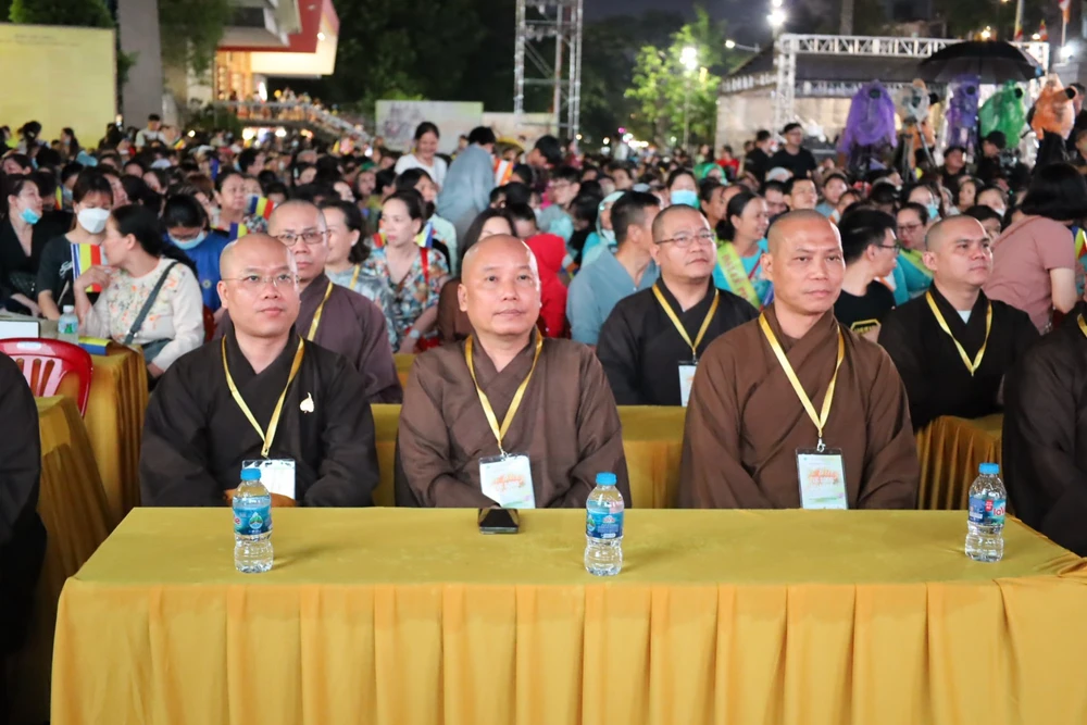 Chư tôn đức Ban Thường trực GHPGVN TP.HCM, Ban Trị sự các quận huyện, TP Thủ Đức, các tăng ni tham dự chương trình biểu diễn nghệ thuật. Ảnh: QUỐC HƯƠNG