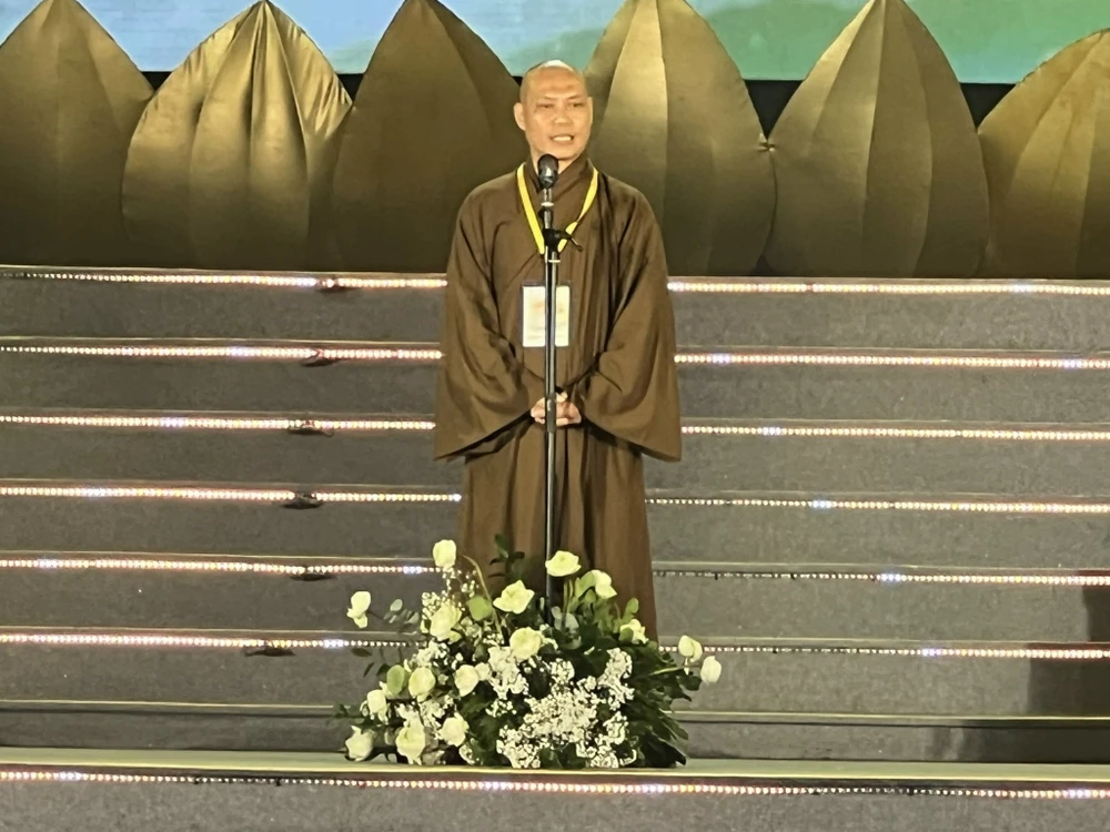 Thượng tọa Thích Trí Chơn nhấn mạnh: “Trong đêm nay, chúng ta sẽ được thưởng thức những giai phẩm nói lên lòng tự hào của người con Phật pháp đã đi đúng con đường giải thoát, giác ngộ của Đức Thế tôn”. Ảnh: QUỐC HƯƠNG