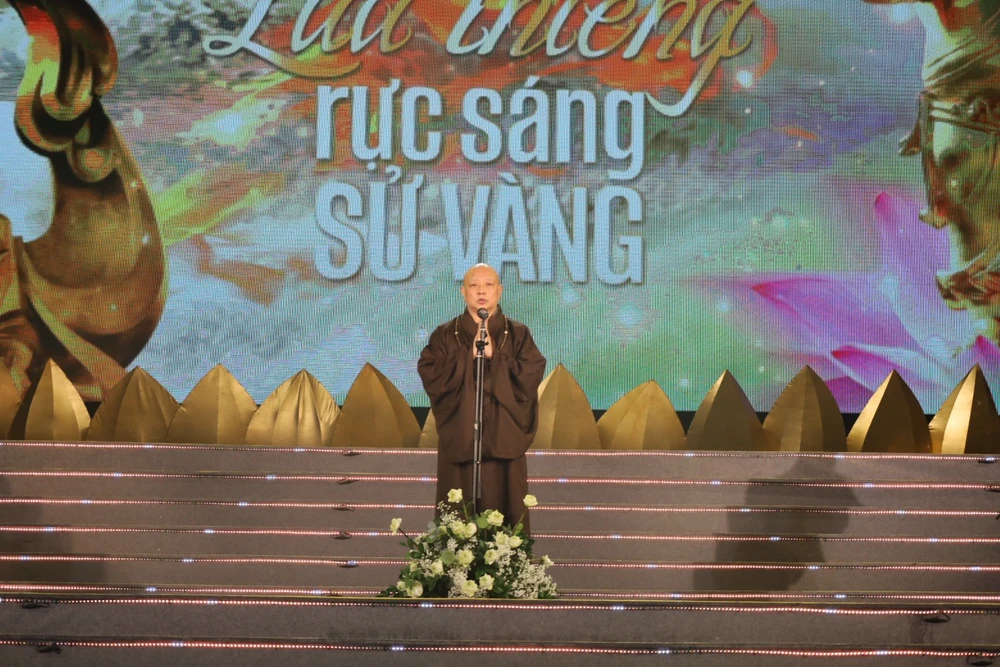 Hòa thượng Thích Lệ Trang, Ủy viên thường trực Hội đồng trị sự, Trưởng ban trị sự GHPGVN TP.HCM, Trưởng ban tổ chức Đại lễ Phật đản Phật lịch 2567 tâm niệm: “ Ngoài ra, mục đích của chương trình nghệ thuật này còn mượn những âm thanh réo rắc, những điệu nhạc vô nhân ngã để làm chất liệu cảnh tỉnh, xoa diệu tinh thần, giúp cho mọi người ý thức nữa về bản ngã, về hoàn cảnh, về sự sống, về môi trường xung quanh chúng ta”. Ảnh: QUỐC HƯƠNG