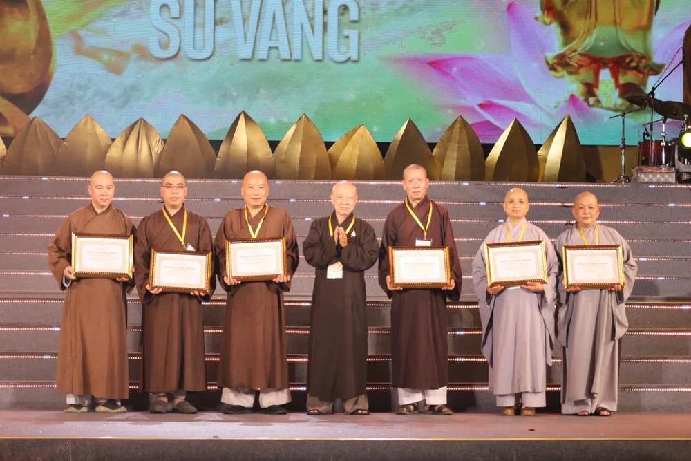 Hòa thượng Thích Nhật Hỷ, Ủy viên thường trực ban Hoằng pháp Trung ương, Phó trưởng ban thường trực Ban Hoằng Pháp GHPGVN TP.HCM trao tặng bằng tuyên dương công đức đến chư tôn Ban thường trực GHPGVN TP.HCM có nhiều đóng góp cho hoạt động Tuần lễ Phật đản 2567. Ảnh: QUỐC HƯƠNG.