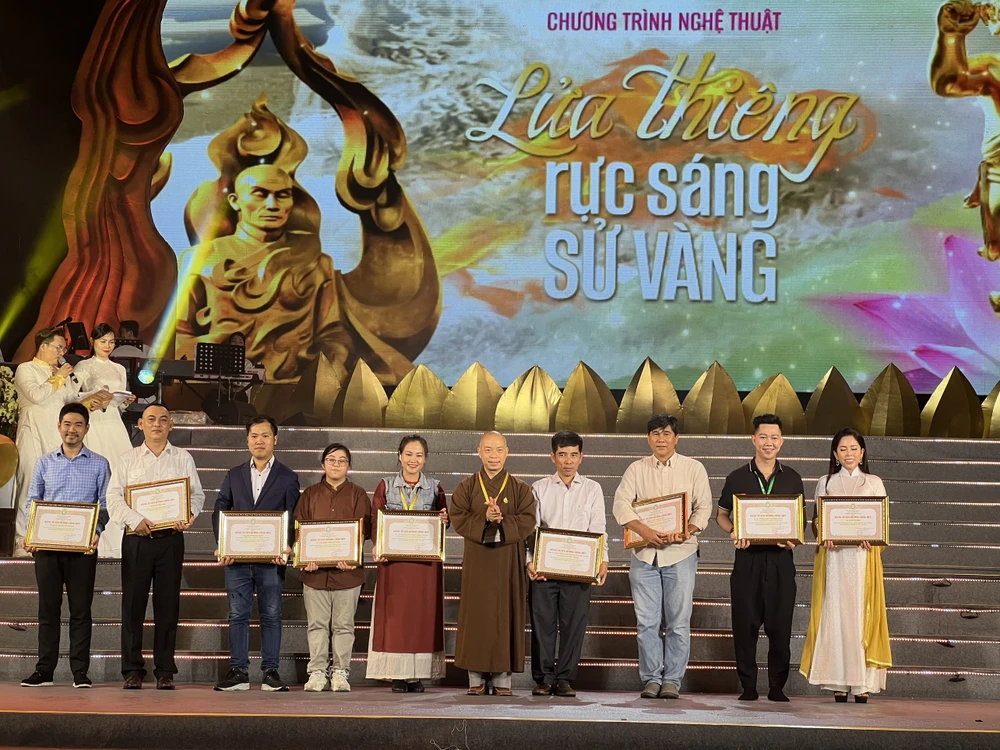 Thượng tọa Thích Quang Thạnh, Ủy viên thường trực Ban trị sự TP.HCM, Phó thư ký Ban Hoằng Pháp TP.HCM trao tặng bằng khen cho các cá nhân có đóng góp xuất sắc. Ảnh: QUỐC HƯƠNG