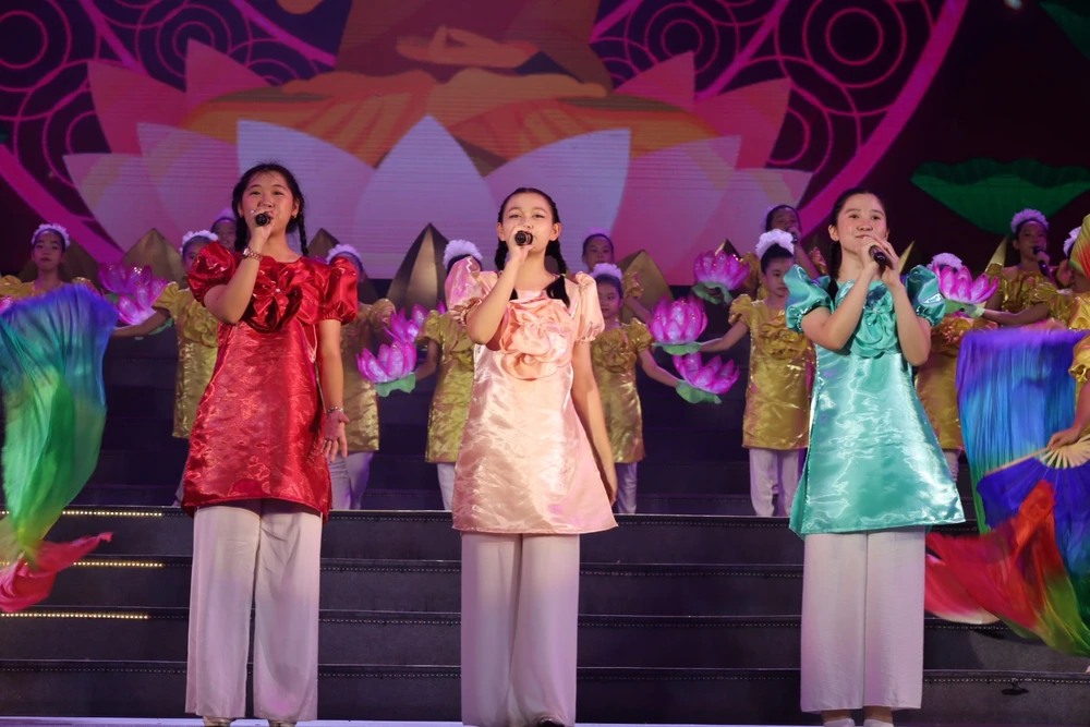 Tam ca biểu diễn liên khúc “Ca ngợi đức thế tôn”. Ảnh: QUỐC HƯƠNG.