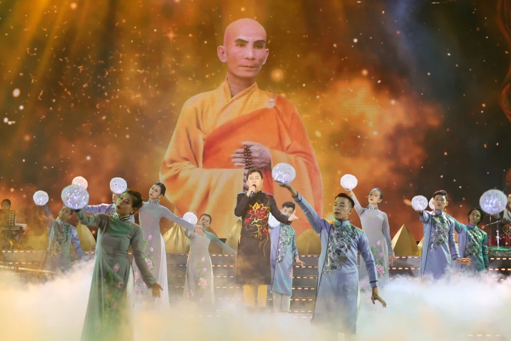 Chương trình nghệ thuật do các nghệ sĩ trình diễn như: Tạ Minh Tâm, Thanh Lam, Tùng Dương, Nguyễn Phi Hùng, Bích Phượng, Quốc Đại, Thùy Trang… Ảnh: QUỐC HƯƠNG