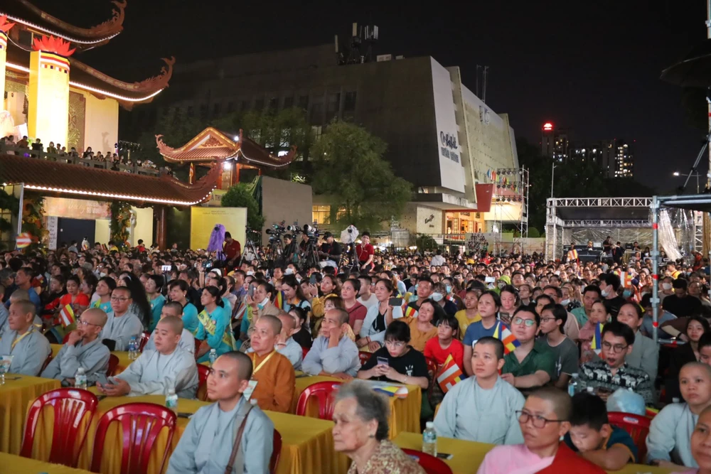 Đông đảo công chúng, phật tử theo dõi chương trình nghệ thuật “Lửa thiêng rực sáng sử vàng”. Ảnh: QUỐC HƯƠNG