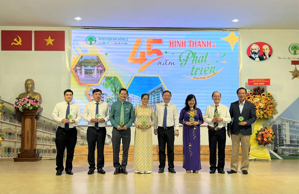 Ông Dương Anh Đức, Phó Chủ tịch UBND TP.HCM tặng kỷ niệm chương cho tập thể BV Nhi đồng 2. Ảnh: THẢO PHƯƠNG