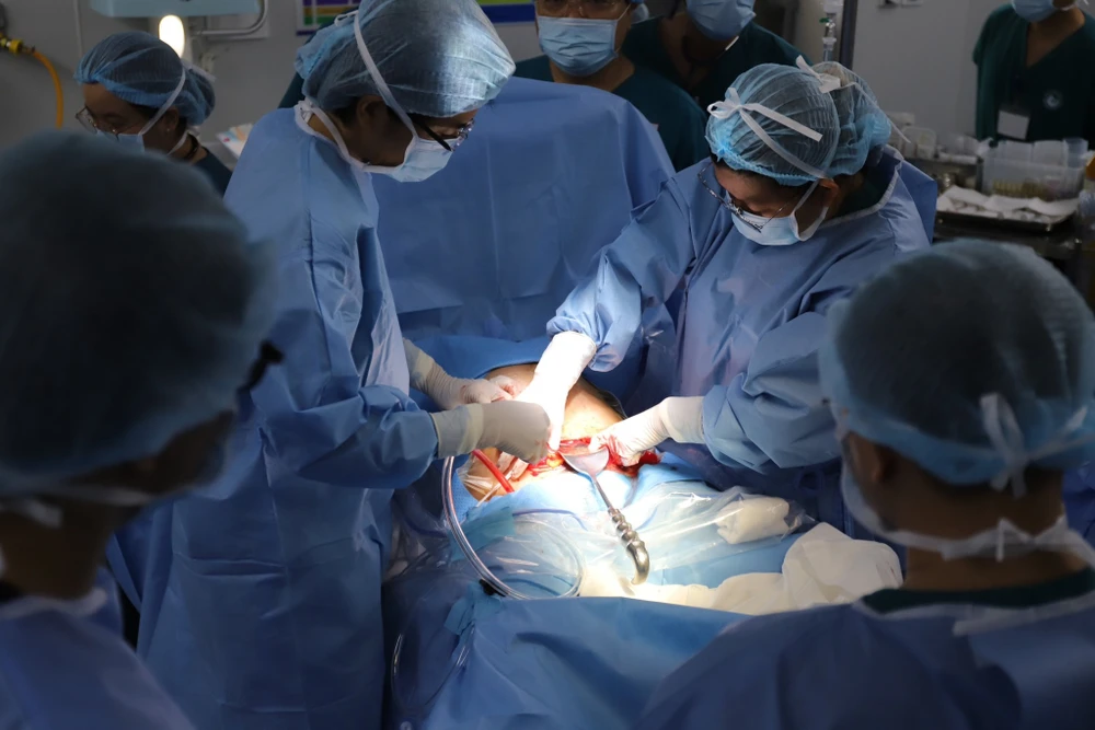 Hai bệnh viện phối hợp phẫu thuật EXIT cứu trẻ sơ sinh khi vừa chào đời. Ảnh: BVCC
