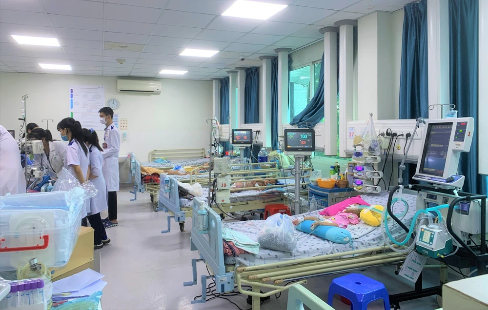 Bệnh nhi mắc tay chân miệng đang điều trị tại BV Nhi đồng TP. Ảnh: THẢO PHƯƠNG