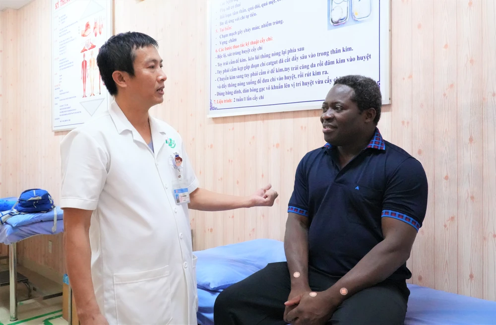 Bệnh nhân người Canada phục hồi sau ba tháng điều trị tại BV Quân Y 175. Ảnh: BVCC