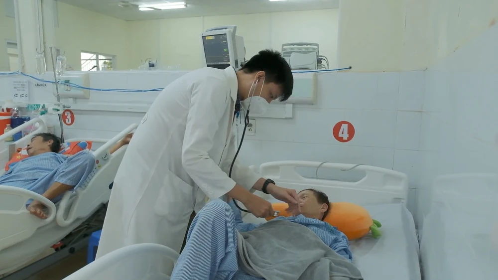 BS BV Quân Y 175 đang thăm khám cho bệnh nhân đột quỵ. Ảnh: BVCC