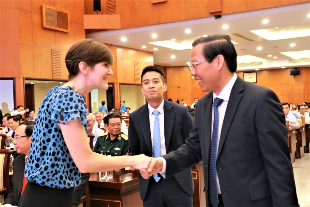 Ông Phan Văn Mãi - Chủ tịch UBND TP.HCM bắt tay bà Emily Hamblin - Tổng lãnh sự Anh tại TP.HCM. ẢNH: VÕ THƠ