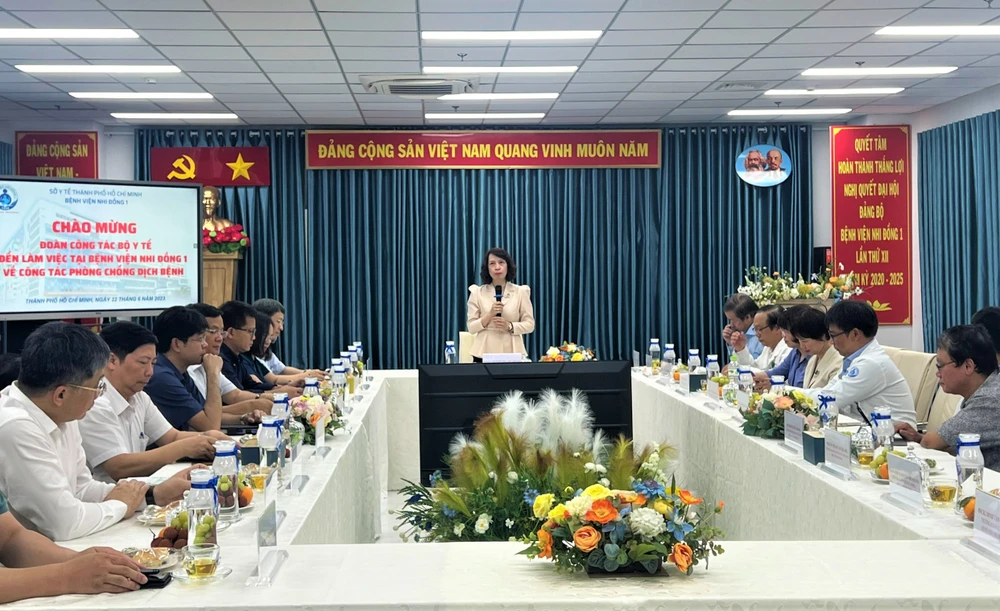 Thứ trưởng Bộ Y tế Nguyễn Thị Liên Hương kiểm tra tình hình điều trị bệnh tay chân miệng tại Bệnh viện Nhi đồng 1. Ảnh: BVCC