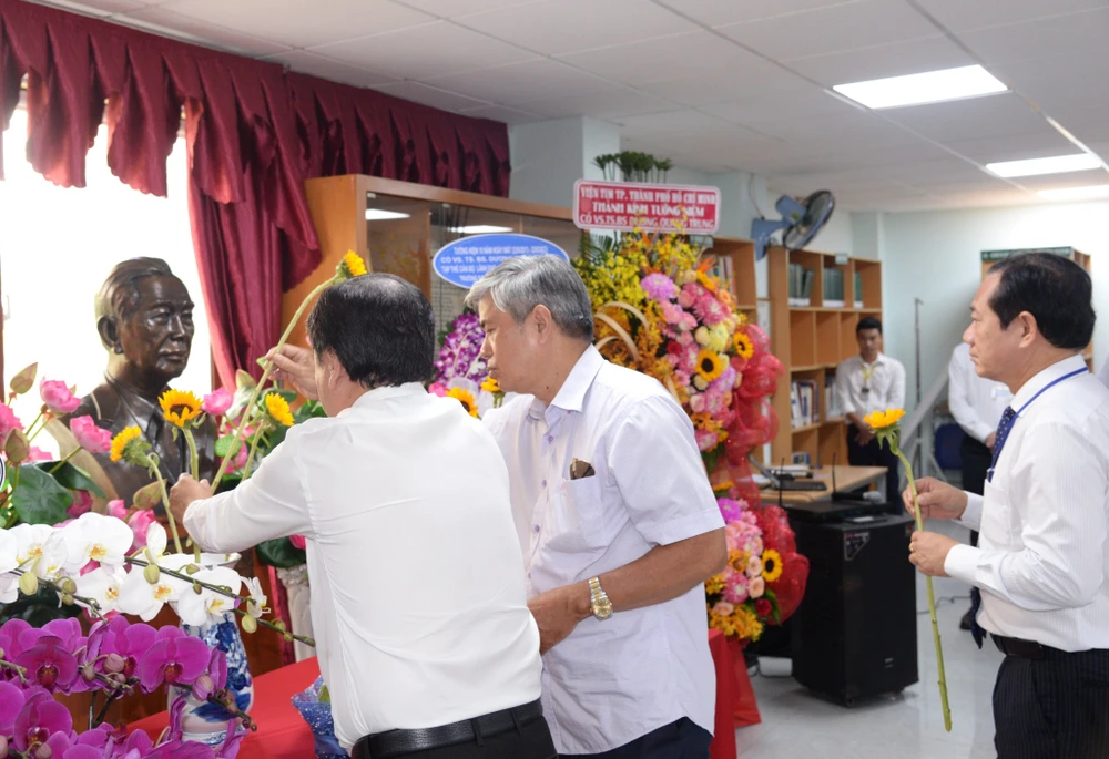 Dâng hoa tưởng niệm cố viện sĩ Dương Quang Trung. Ảnh: THẢO PHƯƠNG