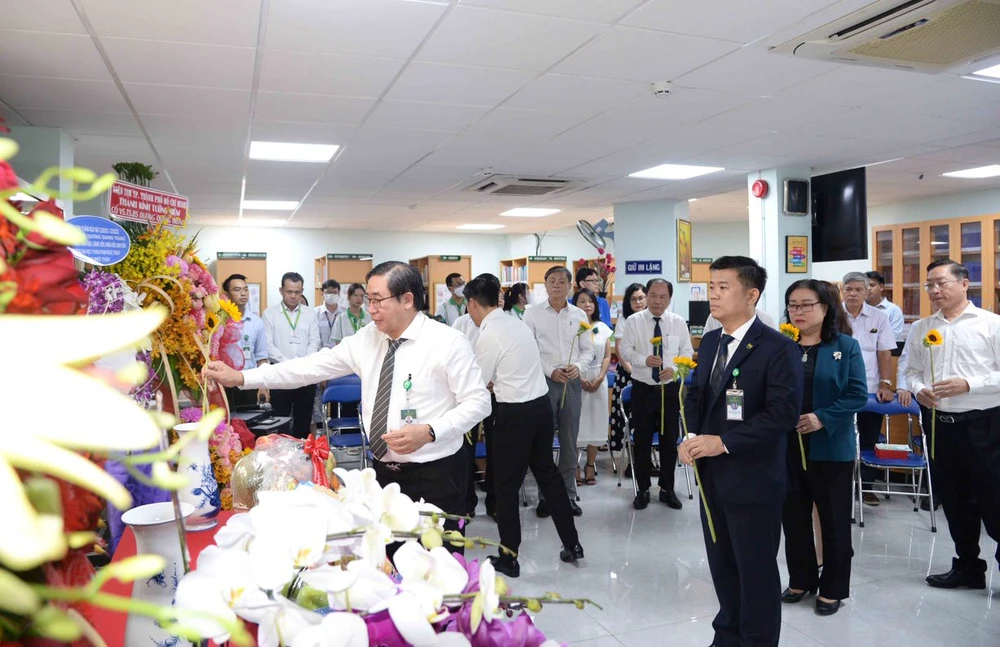 Cán bộ nhà trường dâng hoa tượng đài Dương Quang Trung. Ảnh: THẢO PHƯƠNG