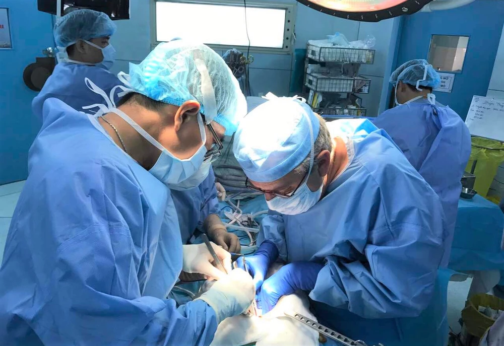 Các bác sĩ thực hiện một ca ghép gan tại Bệnh viện Nhi đồng 2. Ảnh: BVCC