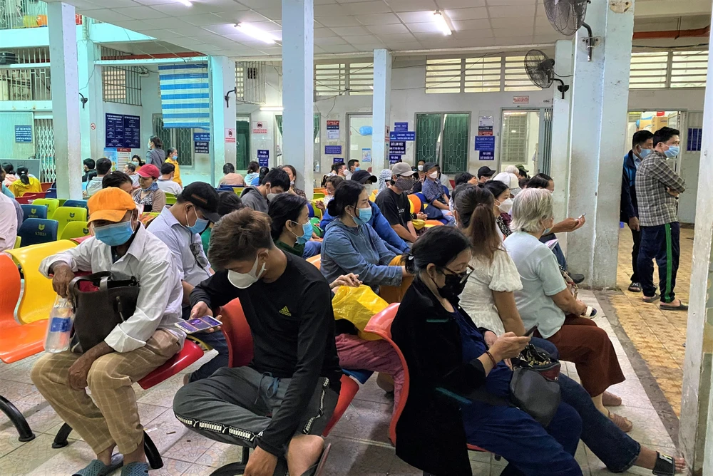 Người dân chờ khám tại Bệnh viện Tâm thần TP.HCM. Ảnh: XM