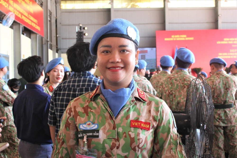 Thượng úy chuyên nghiệp Nguyễn Thị Thanh Hằng, Bệnh viện dã chiến cấp 2 số 5, chia sẻ là một phụ nữ các chị sẽ có khó khăn nhiều hơn so với các đồng nghiệp nam khi đi làm nhiệm vụ. Tuy nhiên, với sự chuẩn bị chu đáo và cẩn thận của mình, chị tin rằng mình sẽ hoàn thành tốt nhiệm vụ được giao.