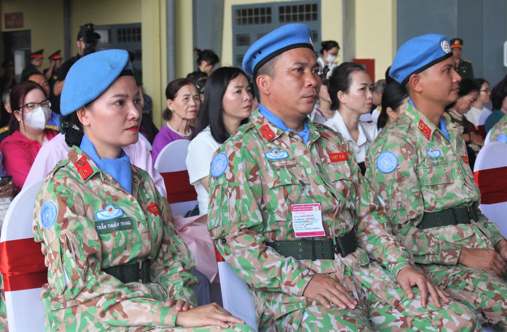 Chị Trần Thuận Trang cùng đồng đội tại lễ xuất quân.