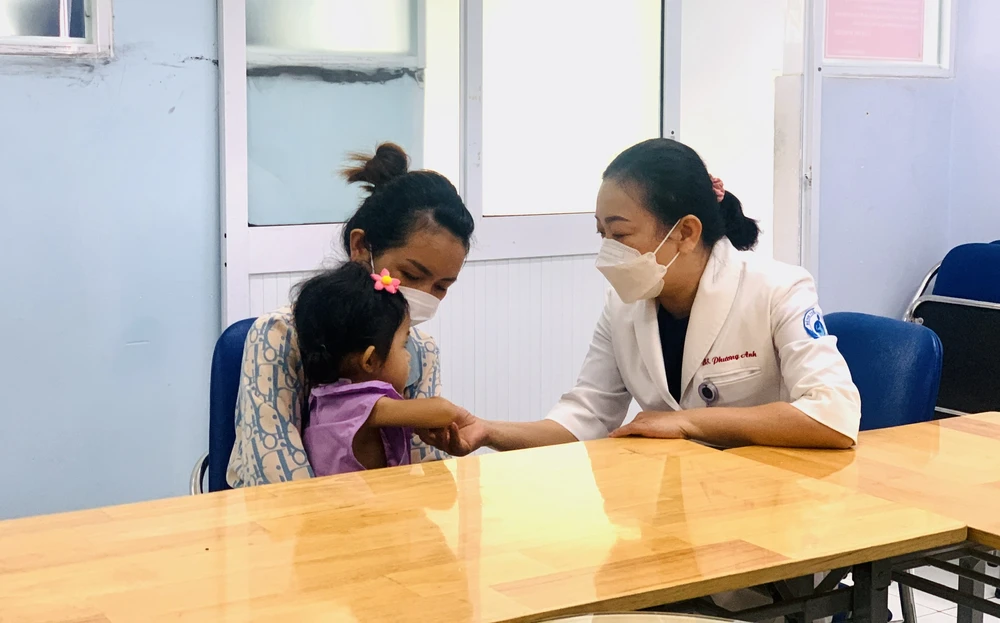 BS chuyên khoa 2 Huỳnh Thị Phương Anh thăm khám cho bệnh nhi. Ảnh: THẢO PHƯƠNG