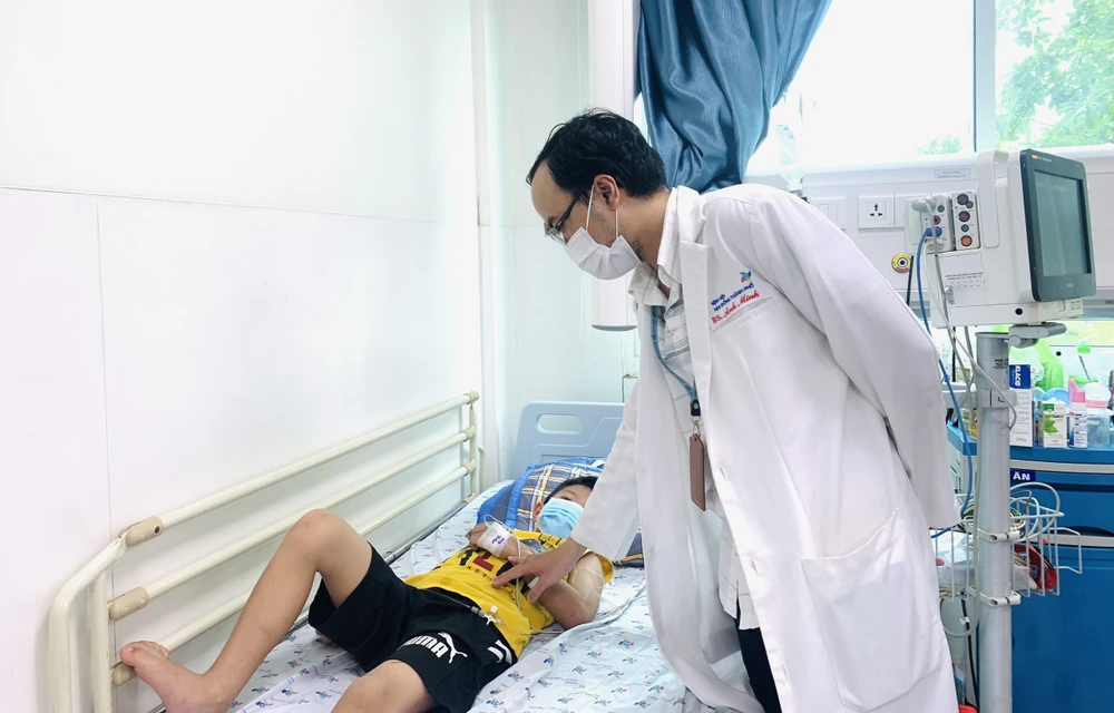 Bệnh nhi sốt xuất huyết điều trị tại Bệnh viện Nhi đồng TP. Ảnh: THẢO PHƯƠNG