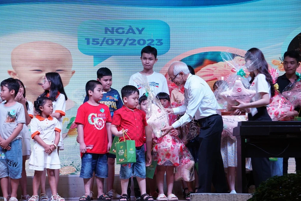 Ông Hoàng Văn Thắng, Trưởng Ban tổ chức, tặng quà cho các trẻ tham dự chương trình.