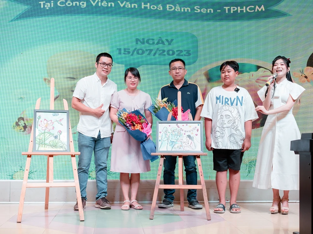 Bé Đào Lê Anh Huy (13 tuổi) đã dành trọn vẹn một ngày để hoàn thành bức tranh về các y, bác sĩ đang khám bệnh cho bệnh nhi. Huy chia sẻ, cậu bé luôn biết ơn và nhớ về các bác sĩ đã tận tình chữa khỏi bệnh cho em, giúp em trở lại cuộc sống bình thường. Được biết cách đây 5 năm, Huy từng bị ung thư máu, điều trị tại Bệnh viện Nhi đồng 2.