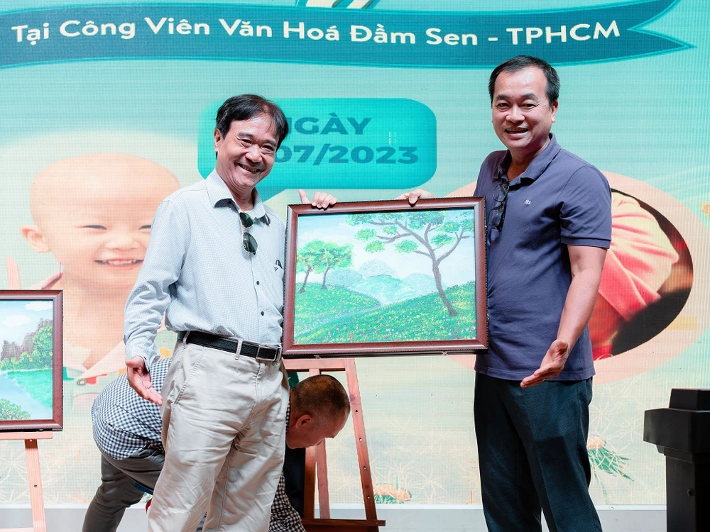 Nhật chia sẻ thêm: "Em từng mắc ung thư cách đây 7 năm nên khi giúp được gì đó cho các bạn cũng bị ung thư em cảm thấy rất vui. Mong các bạn sẽ khỏi bệnh để được đi đây đi đó, ngắm các cảnh đẹp của đất nước ta, như những cảnh mà em đã vẽ trong tranh."