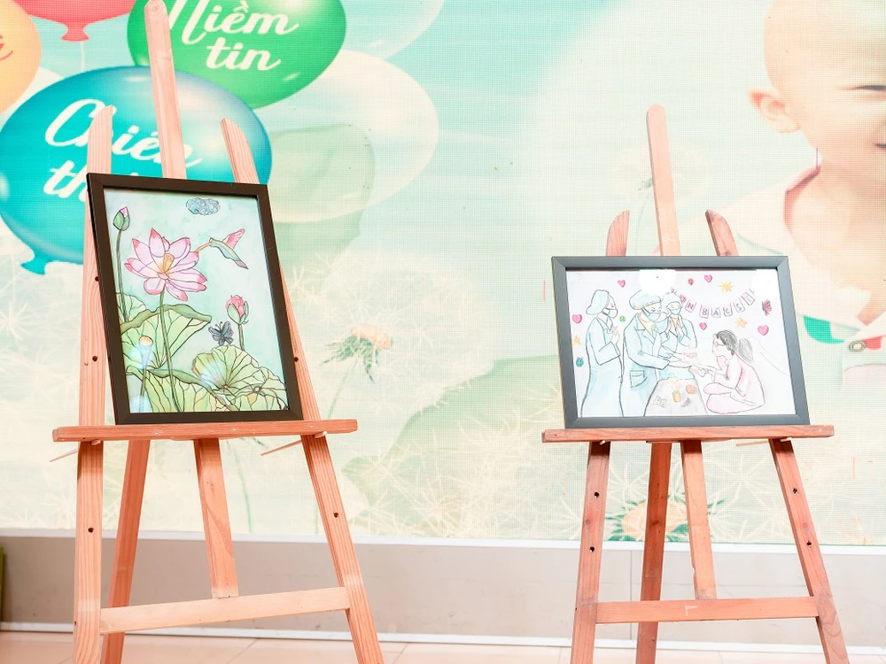 Đặc biệt, các trẻ này đã mang những bức tranh do chính tay mình vẽ để bán đấu giá nhằm ủng hộ, tiếp sức cho các bạn nhỏ đang điều trị ung thư. Có tổng cộng 8 bức tranh của các bé được mang ra đấu giá, 50% số tiền sẽ dành để hỗ trợ các bệnh nhi đang điều trị ung thư tại TP.HCM.