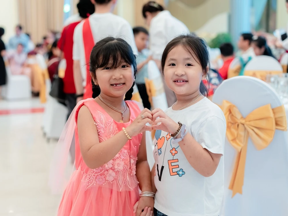 "Hy vọng sau khi họ nhìn vào hàng trăm đứa trẻ từng mắc ung thư được khỏi bệnh, vui chơi khỏe mạnh, họ sẽ có một niềm tin rằng con mình cũng sẽ khỏi bệnh. Chúng tôi tổ chức chương trình này để gửi đến các cha mẹ thông điệp rằng hãy luôn mạnh mẽ và đồng hành cùng con trên hành trình chiến đấu với ung thư và tin tưởng rồi con cũng sẽ khỏe mạnh trở lại" - chị Vy bộc bạch.