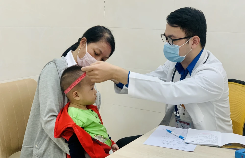 Trẻ được khám về sức khoẻ thể chất và sức khoẻ tinh thần. Ảnh: THẢO PHƯƠNG