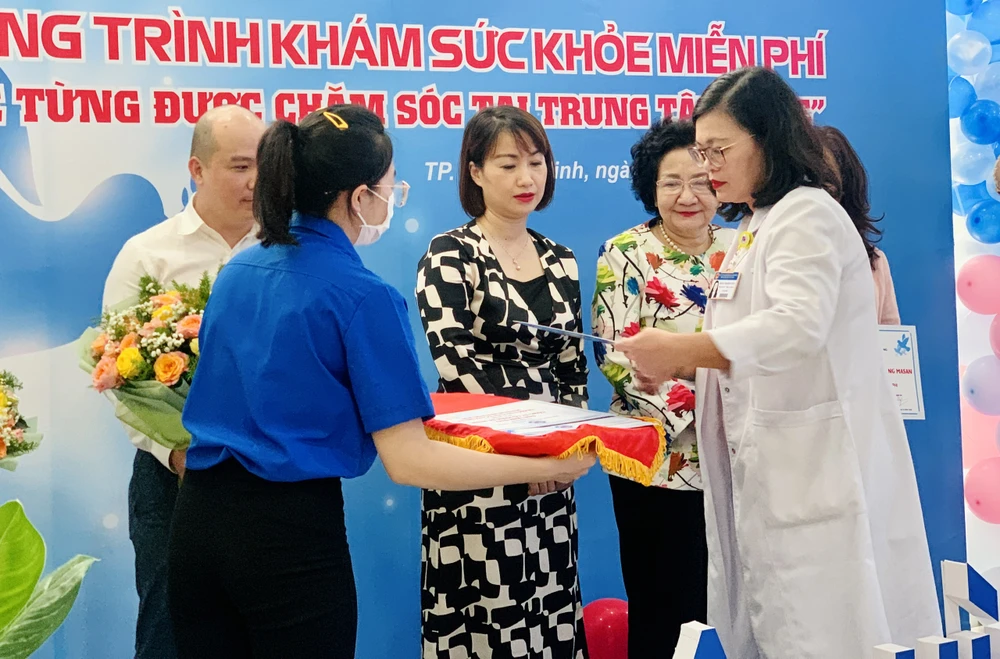 BS Hoàng Thị Diễm Tuyết, Giám đốc BV Hùng Vương, tặng hoa cho nhà tài trợ chương trình. Ảnh: THẢO PHƯƠNG