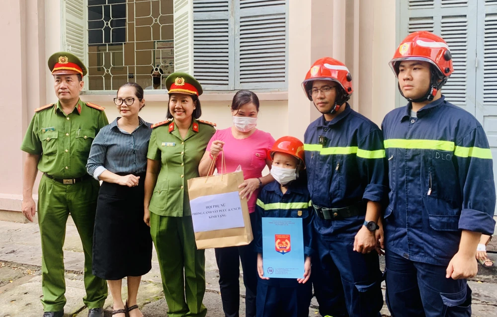 Hội Phụ nữ PC07 tặng quà cho Quân và mẹ. Ảnh: THẢO PHƯƠNG