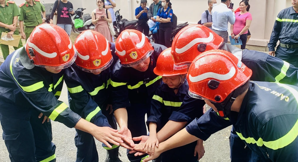 Quân cùng "đồng đội" ăn mừng sau khi hoàn thành nhiệm vụ. Ảnh: THẢO PHƯƠNG