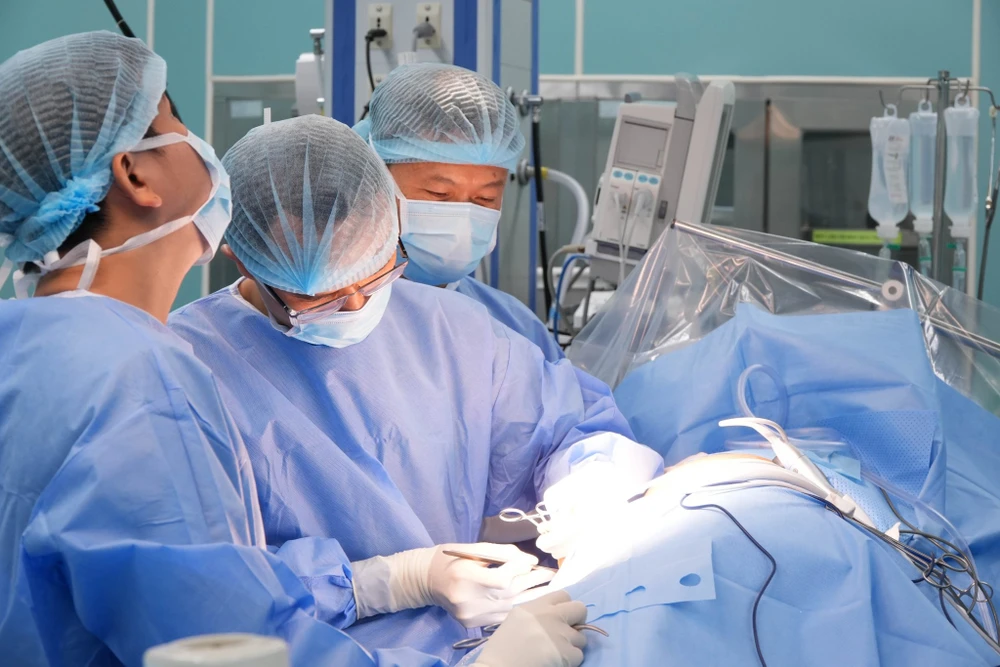 Ê kíp ghép thận của Bệnh viện Quân y 175 thực hiện ca ghép thận đầu tiên. Ảnh: BVCC