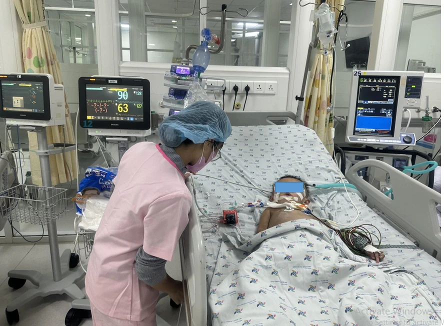 Bệnh nhi bị sốc sốt xuất huyết nặng, suy đa cơ quan, điều trị tại Bệnh viện Nhi đồng Thành phố. Ảnh: BVCC