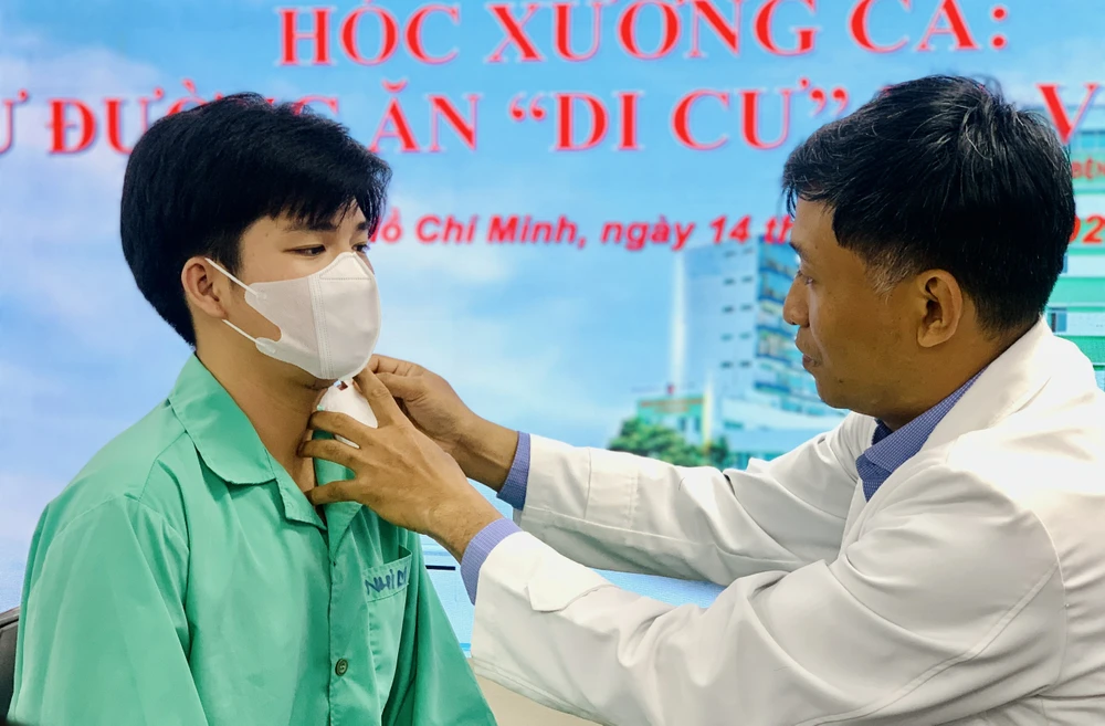 BS Nguyễn Tường Đức thăm khám cho bệnh nhân: Ảnh: THẢO PHƯƠNG