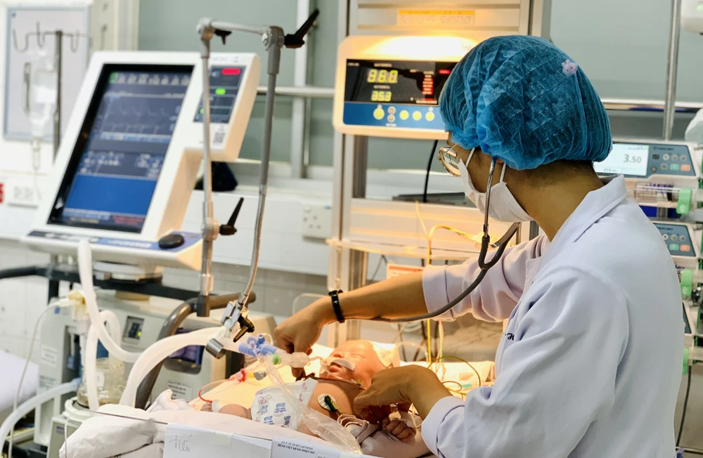 Bệnh nhi uốn ván được điều trị tại khoa Cấp cứu - hồi sức tích cực - chống độc trẻ em, Bệnh viện Bệnh nhiệt đới (TP.HCM). Ảnh: THẢO PHƯƠNG