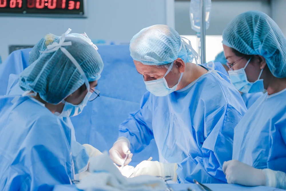 Ê kíp bác sĩ Bệnh viện Từ Dũ mổ lấy thai cho sản phụ. Ảnh: BVCC