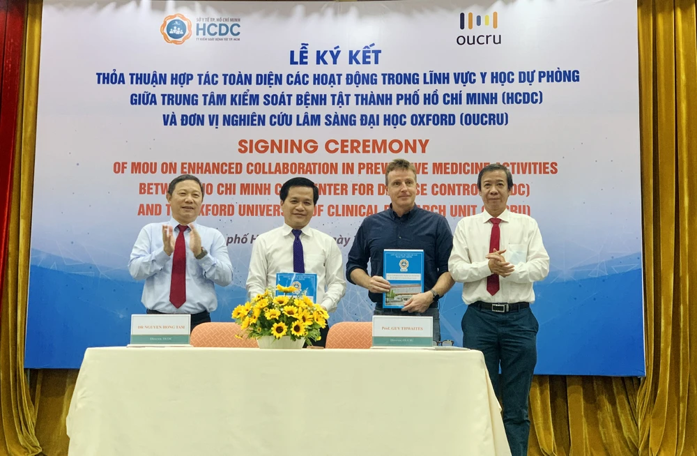 Ông Dương Anh Đức (ngoài cùng bên trái), Phó Chủ tịch UBND TP.HCM, tham dự lễ ký kết. Ảnh: THẢO PHƯƠNG