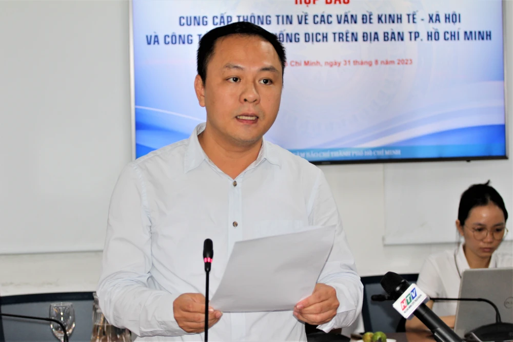 Ông Nguyễn Hải Nam, Phó Chánh văn phòng Sở Y tế TP.HCM, phát biểu tại họp báo. Ảnh: THÀNH NHÂN