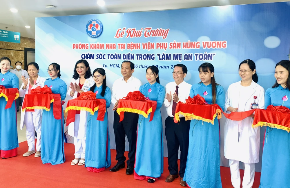 Khai trương phòng khám nha tại Bệnh viện Hùng Vương. Ảnh: THẢO PHƯƠNG