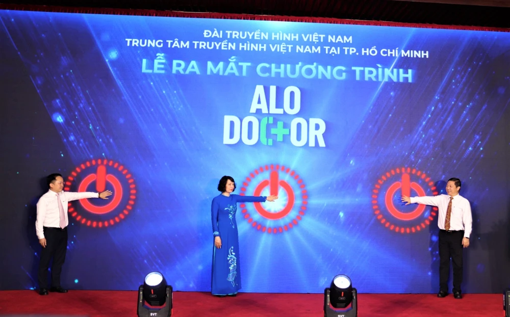Ông Từ Lương (Giám đốc VTV9), bà Nguyễn Thị Liên Hương (Thứ trưởng Bộ Y tế) và ông Dương Anh Đức (Phó Chủ tịch UBND TP.HCM) (từ trái sang) bấm nút khởi động chương trình Alo Doctor. Ảnh: THẢO PHƯƠNG Ông Từ Lương (Giám đốc VTV9), bà Nguyễn Thị Liên Hương (Thứ trưởng Bộ Y tế) và ông Dương Anh Đức (Phó Chủ tịch UBND TP.HCM) (từ trái sang) bấm nút khởi động chương trình Alo Doctor. Ảnh: THẢO PHƯƠNG