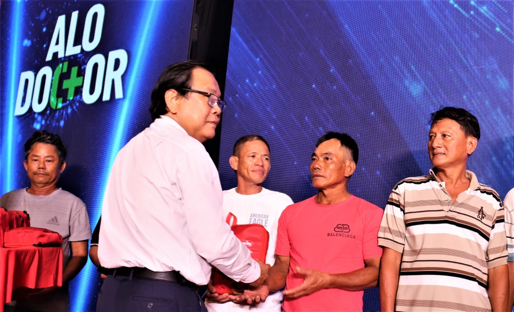 Ông Mai Ngọc Phước, Tổng Biên tập Báo Pháp Luật TP.HCM, trao túi thuốc sơ cứu cho ngư dân huyện Cần Giờ. Ảnh: THẢO PHƯƠNG Ông Mai Ngọc Phước, Tổng Biên tập Báo Pháp Luật TP.HCM, trao túi thuốc sơ cứu cho ngư dân huyện Cần Giờ. Ảnh: THẢO PHƯƠNG