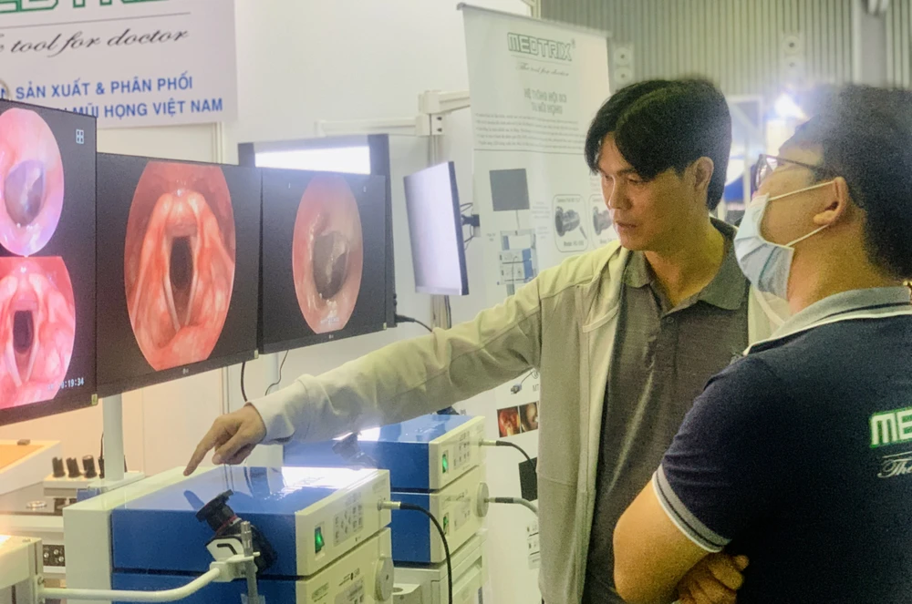 Khách tham quan gian hàng thiết bị nội soi tai mũi họng tại triển lãm Y tế Việt Nam 2023. Ảnh: THẢO PHƯƠNG