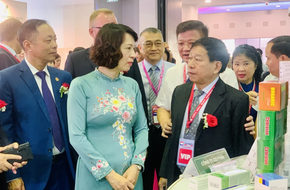 Bà Nguyễn Thị Liên Hương, Thứ trưởng Bộ Y tế, tham quan triển lãm Y tế quốc tế 2023. Ảnh: THẢO PHƯƠNG