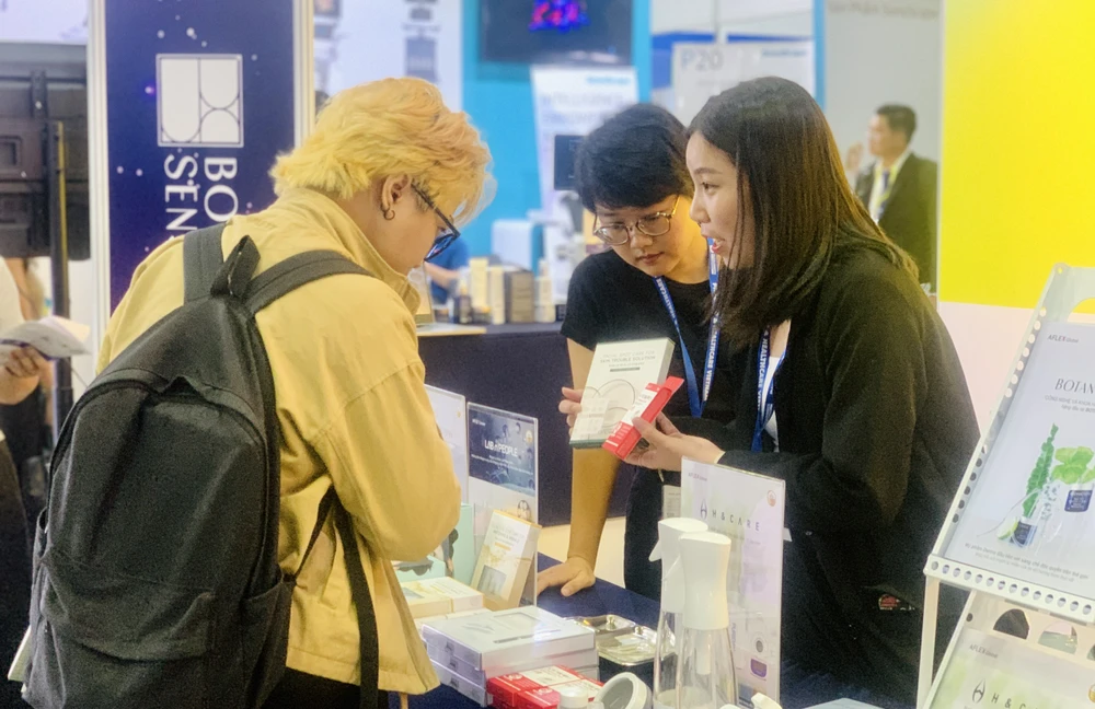 Người dân tìm hiểu về sản phẩm chăm sóc sắc đẹp tại triển lãm y tế quốc tế Việt Nam 2023. Ảnh: THẢO PHƯƠNG