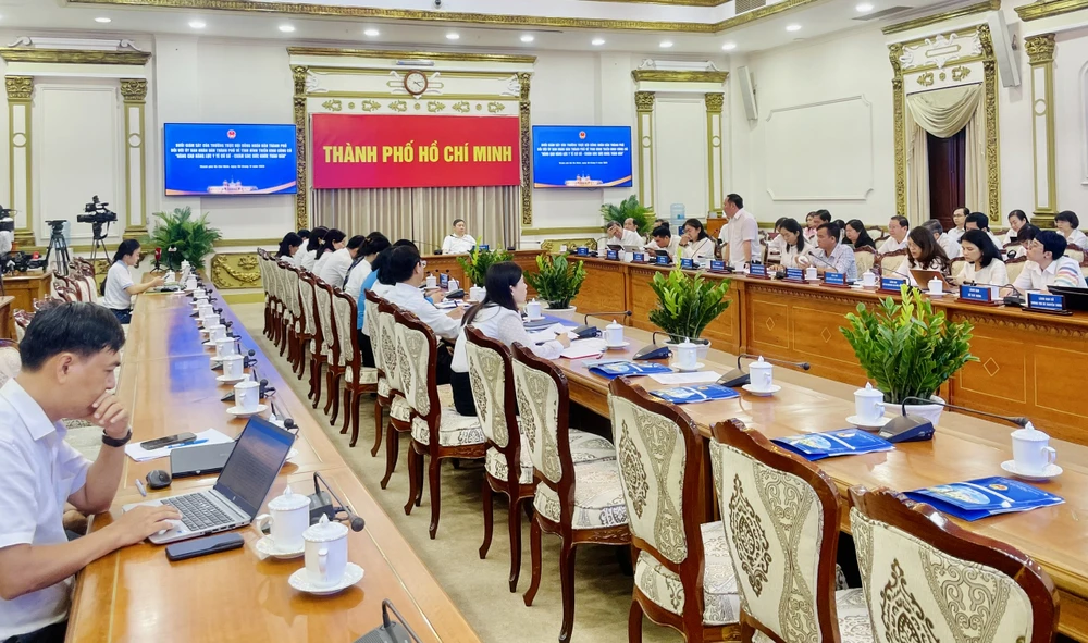 Giám sát về tình hình triển khai củng cố “Nâng cao năng lực y tế cơ sở - chăm sóc sức khỏe toàn dân”. Ảnh: THẢO PHƯƠNG