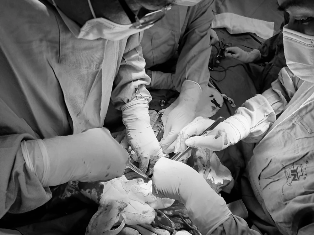 bệnh nhân bị đâm thủng tim bằng kéo cắt chỉ