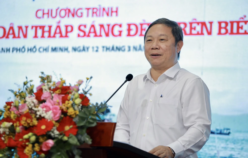 cung-ngu-dan-thap-sang-den-tren-bien-12.jpg